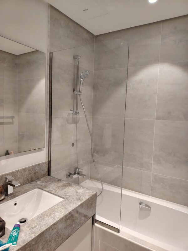 "glass-bath-screen"