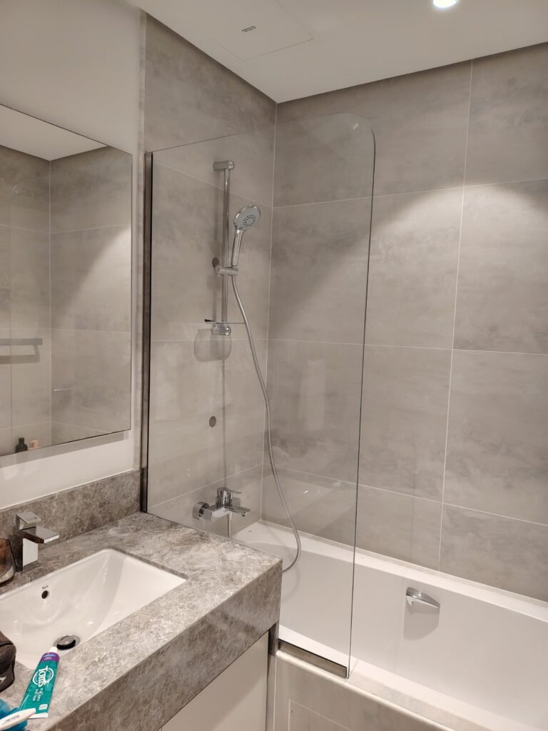 "glass-bath-screen"