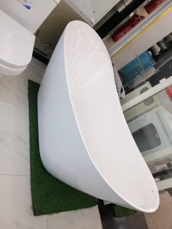 "freestand-bathtub-white-oval-shape"